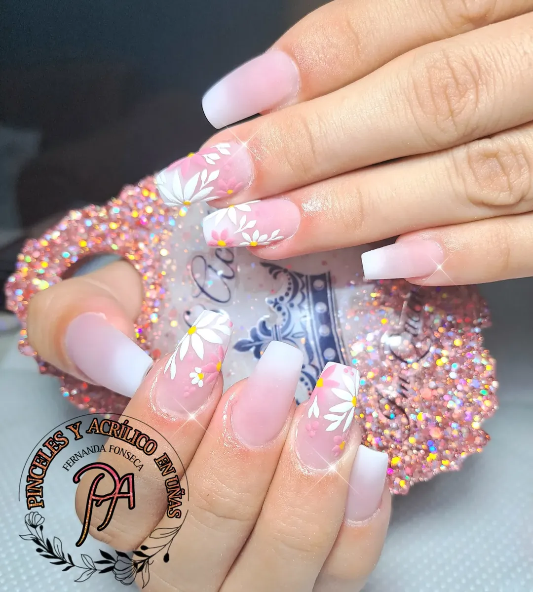 Diseño de uñas acrílicas con acabado premium
