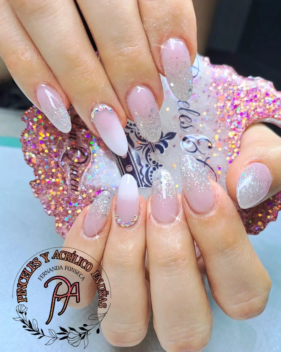 Diseño de uñas acrílicas con estilo elegante