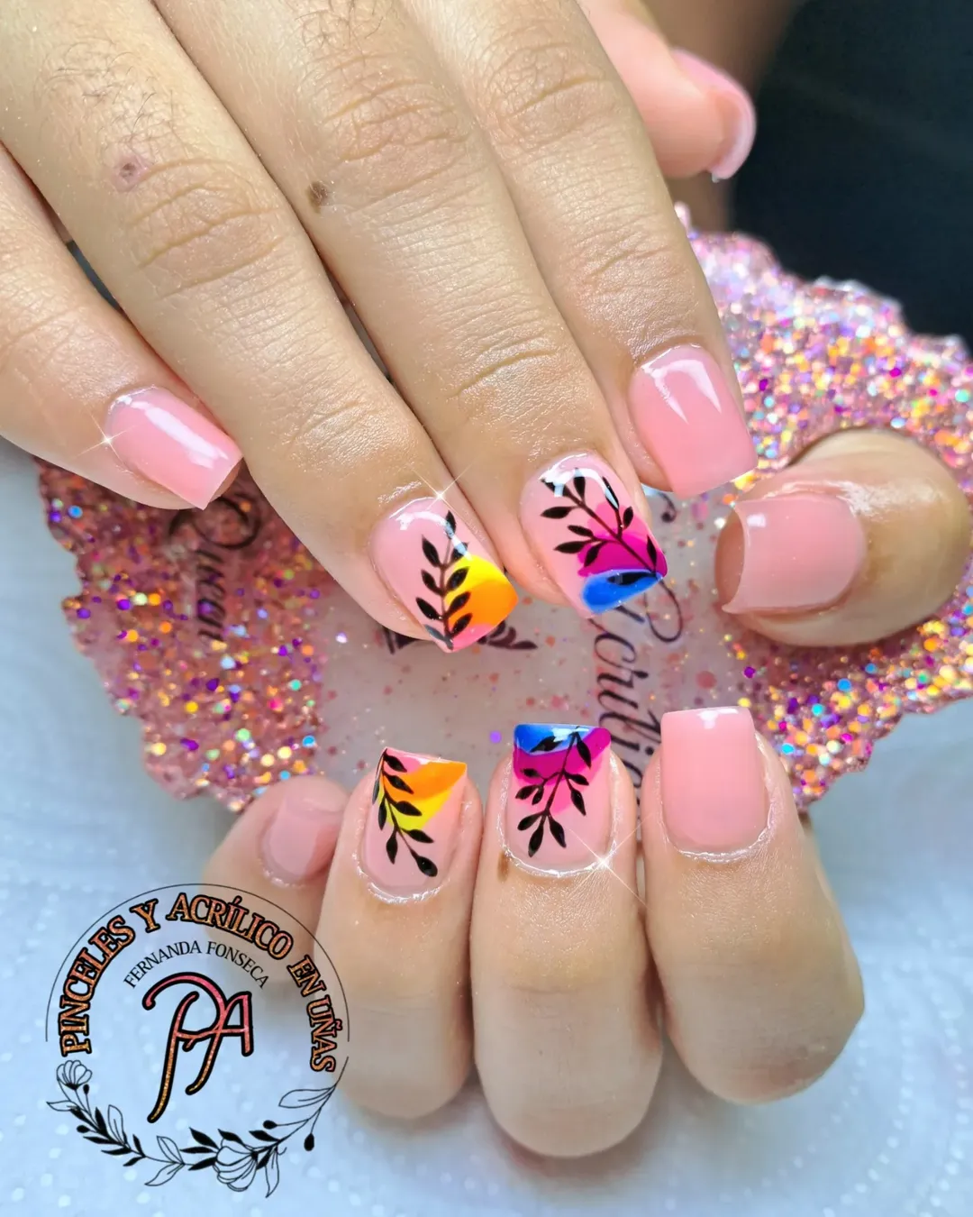 Uñas acrílicas con detalles modernos