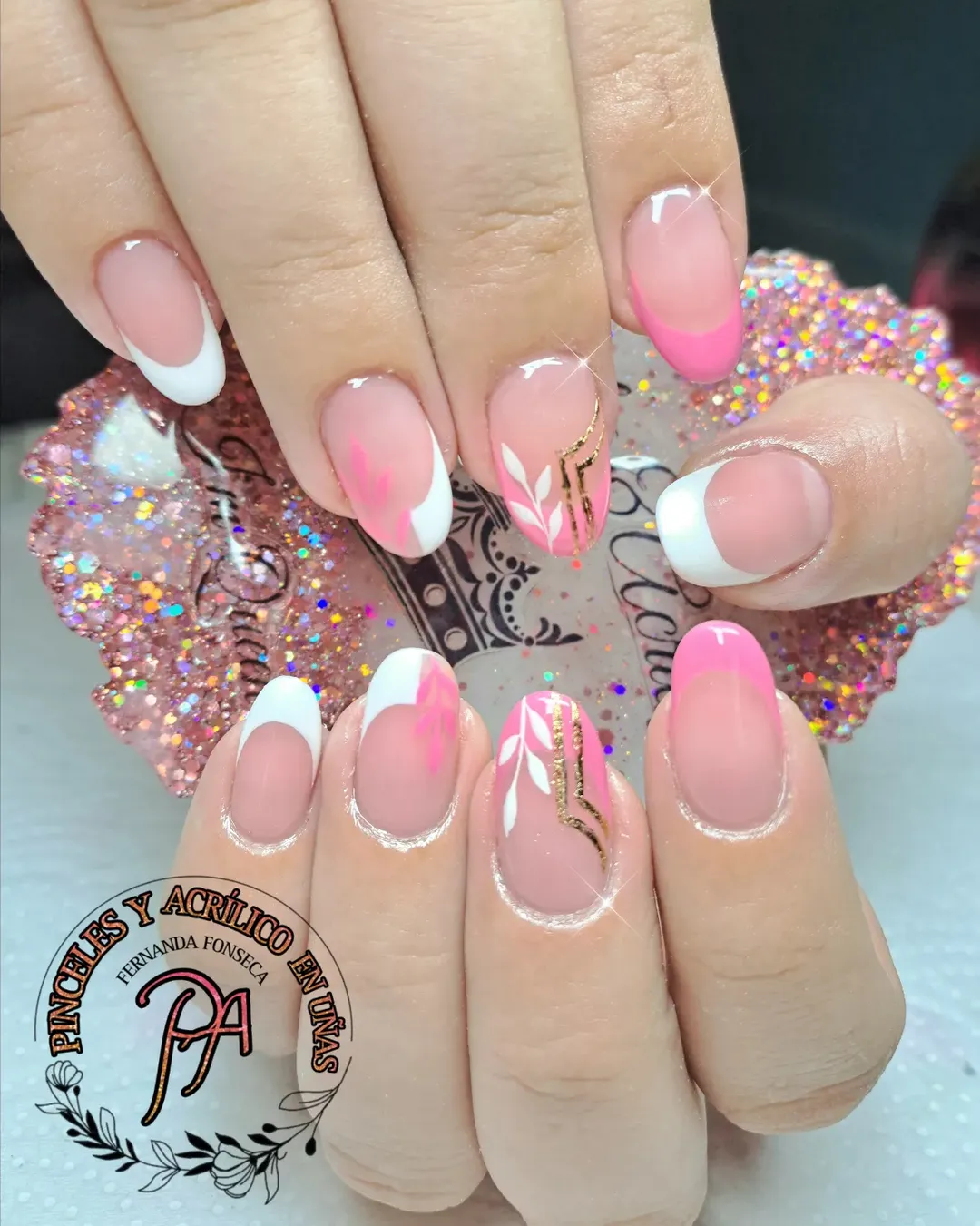 Uñas acrílicas con combinación de tonos