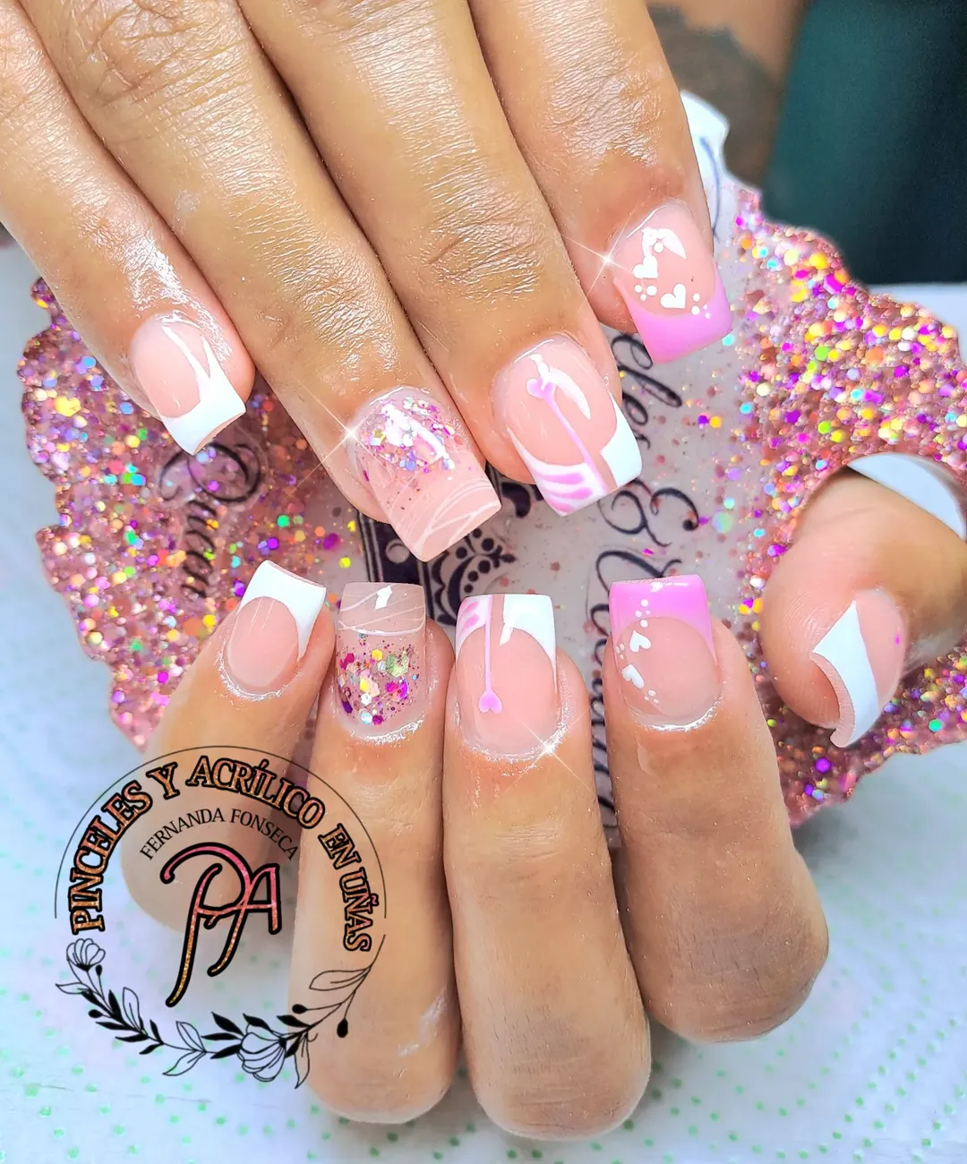 Diseño de uñas acrílicas con acabado delicado