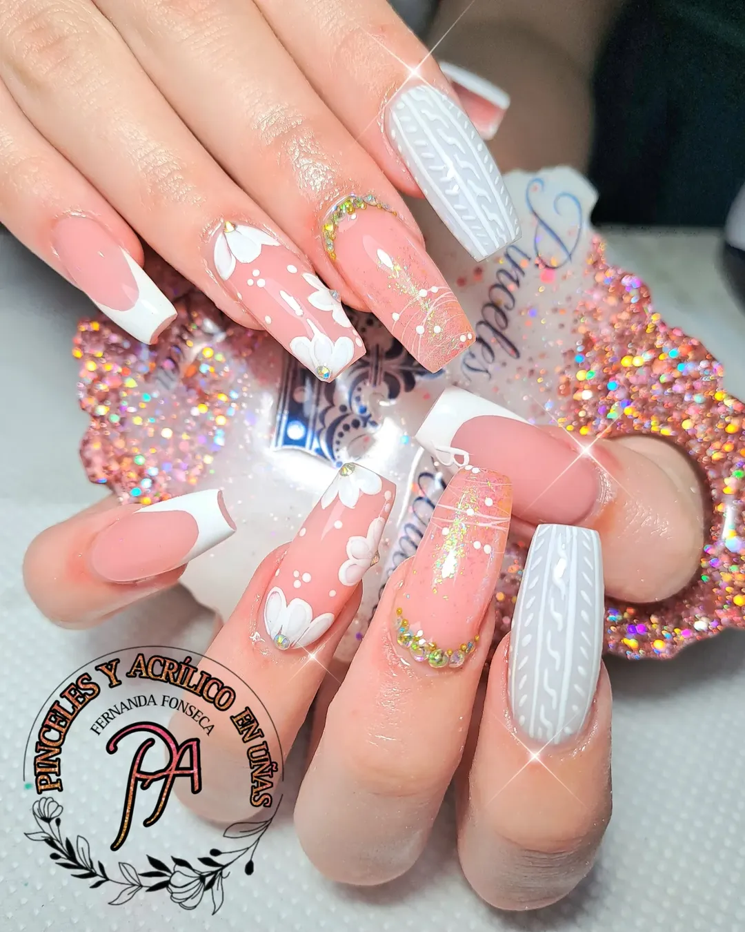 Uñas acrílicas con detalles decorativos
