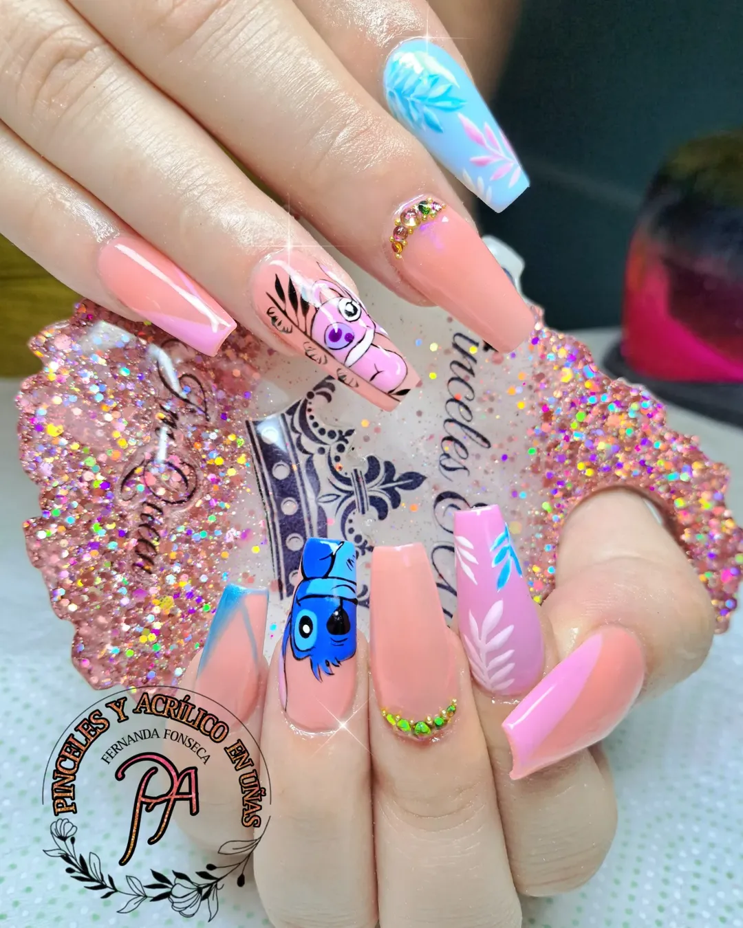 Uñas artísticas con diseño destacado
