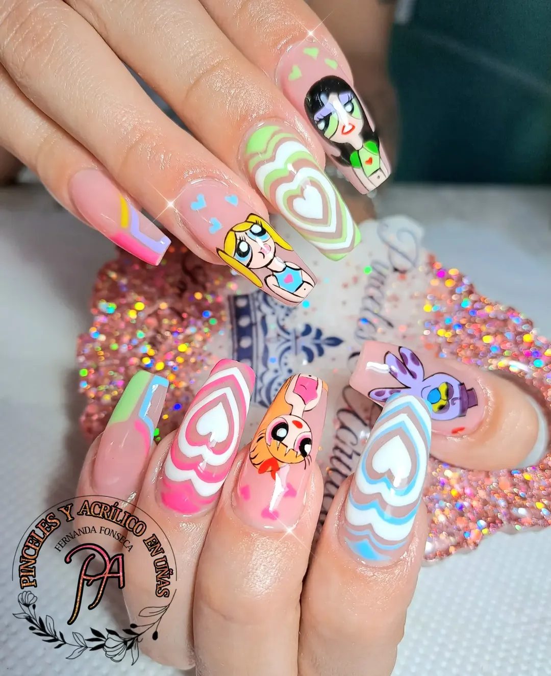 Set de uñas artísticas con estilo moderno