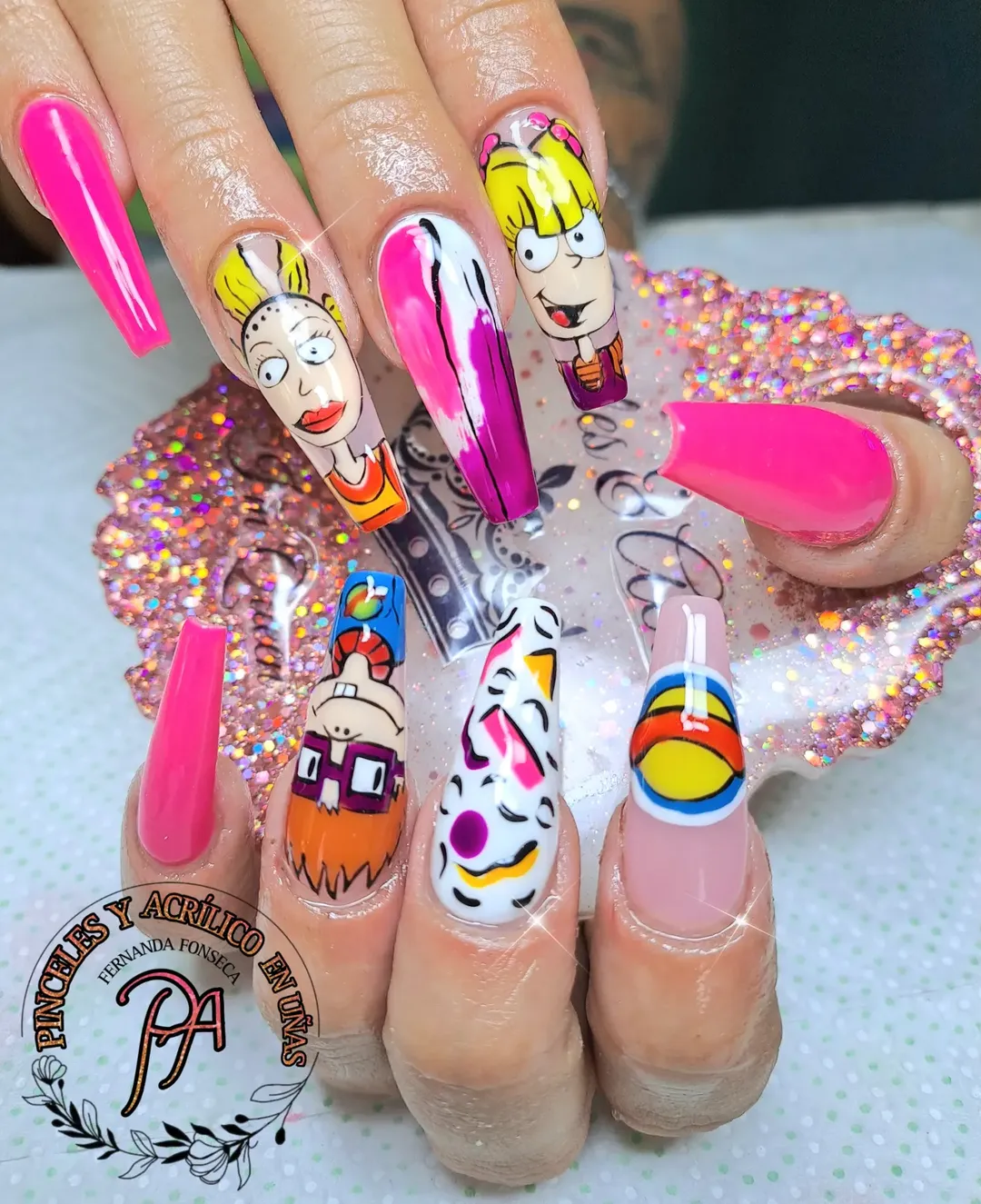Decoración artística en uñas con trazos finos