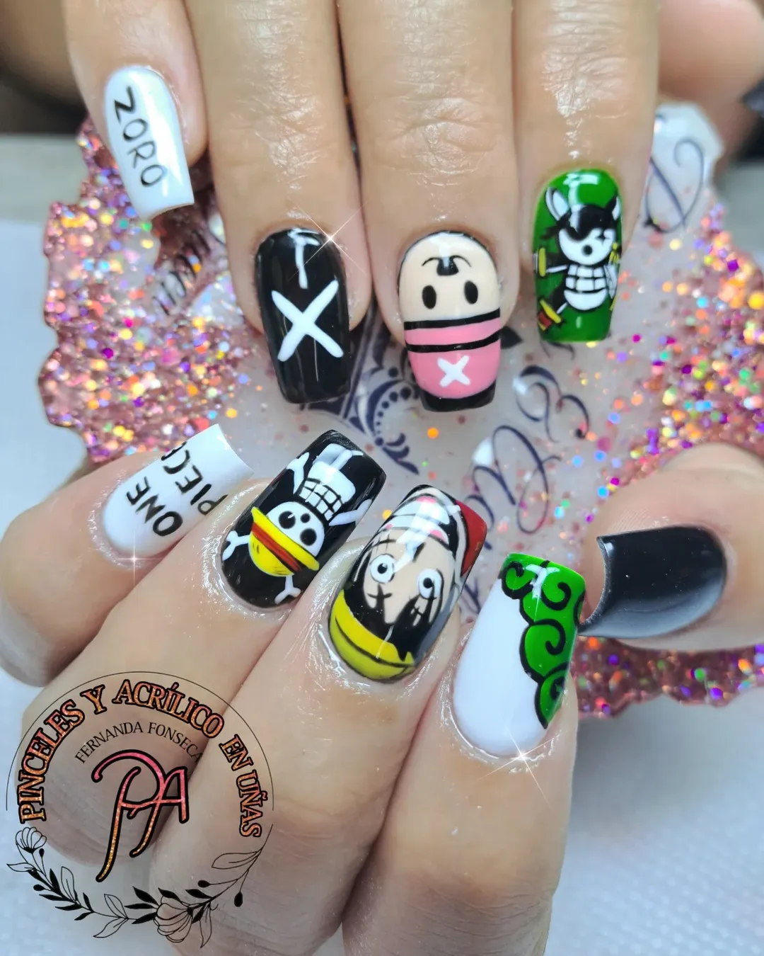 Set de uñas artísticas con detalles creativos