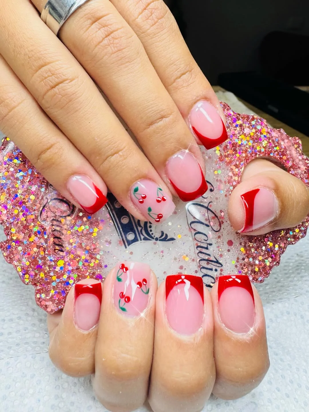 Servicio de Uñas naturales con semipermanente - Pinceles y Acrílico Fernanda Fonseca