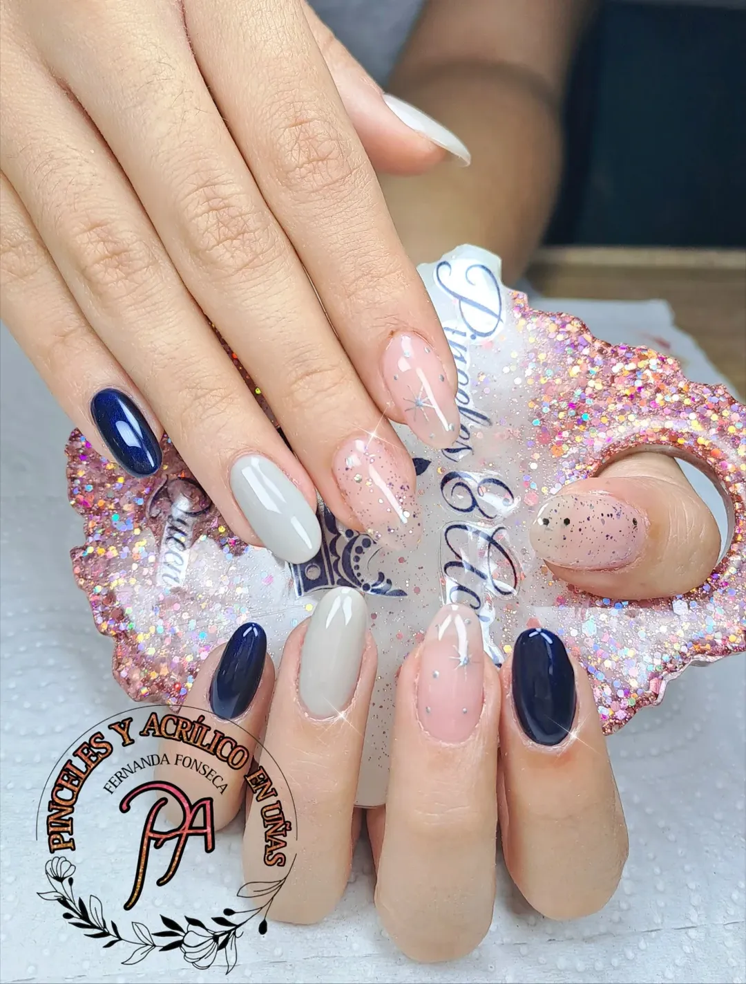 Diseño semipermanente en uñas naturales con estilo moderno
