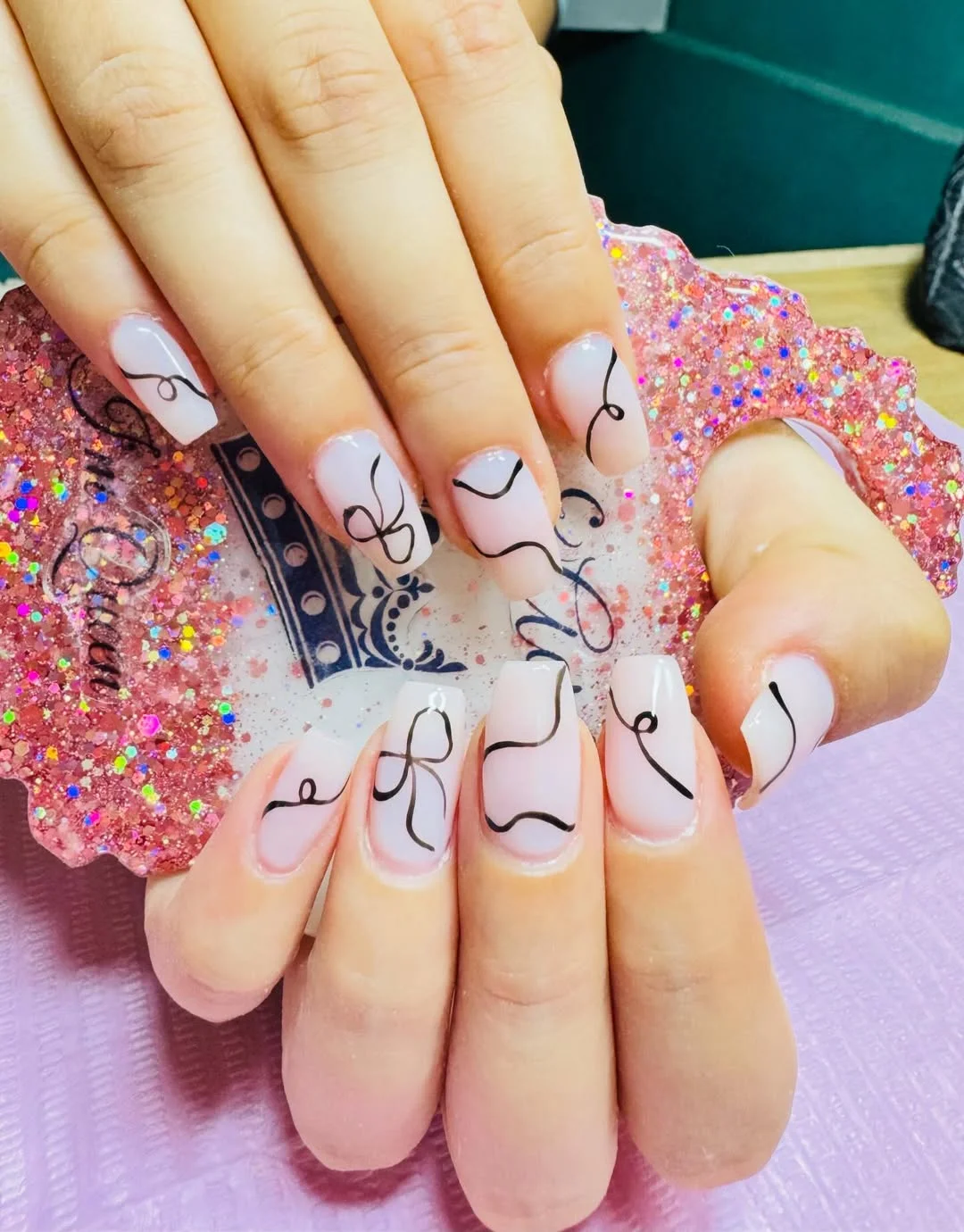 Uñas naturales con semipermanente de estilo elegante