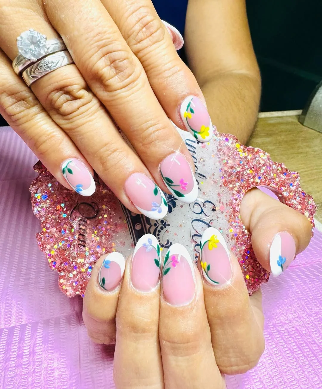 Acabado semipermanente delicado en uñas naturales