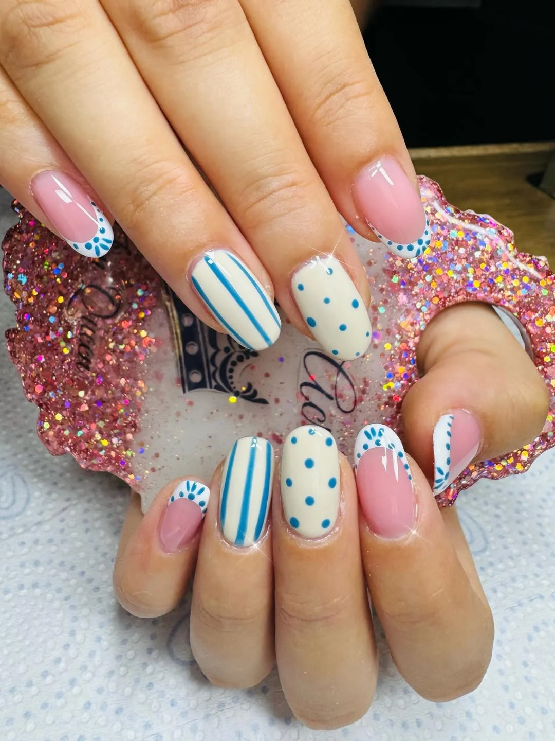 Diseño semipermanente minimalista en uñas naturales