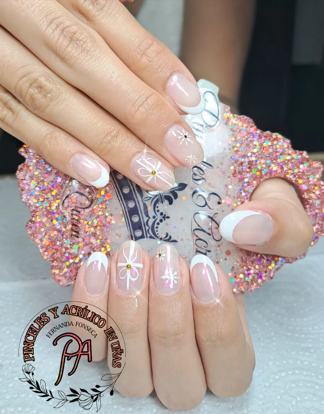 Uñas naturales con semipermanente y detalles finos