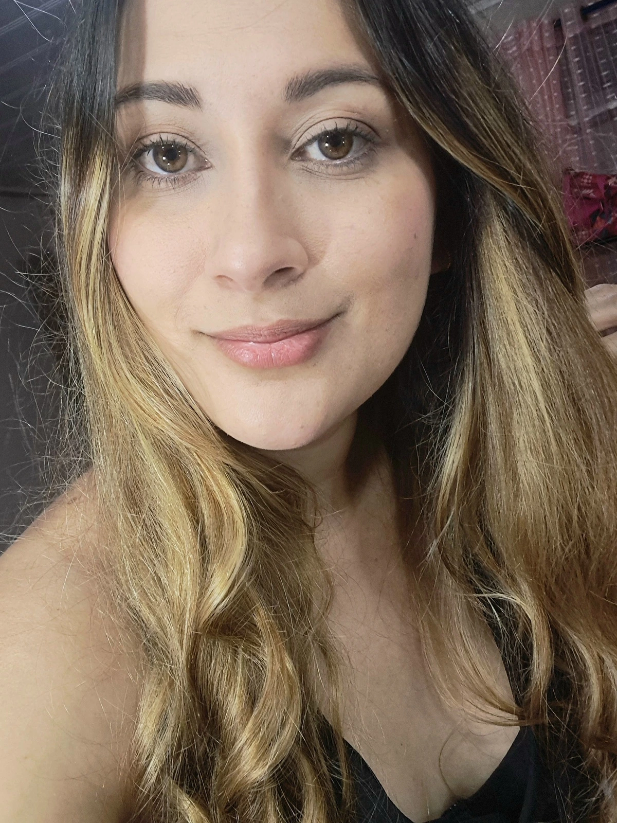 Fernanda Fonseca sonriendo en su estudio